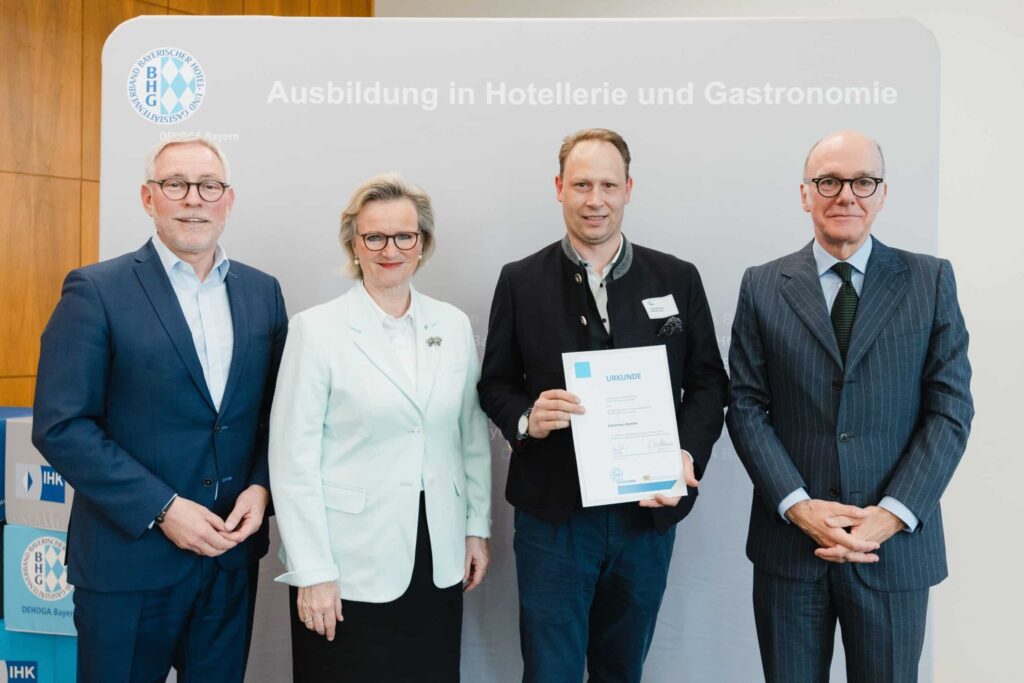 Ernennung von Johannes Komm zum DEHOGA Bayern Ausbildungsbotschafter. V.l.n.r.: Markus Lötzsch, Angela Inselkammer, Johannes Komm, Dr. Markus Gruber | © Hendrik Steffens