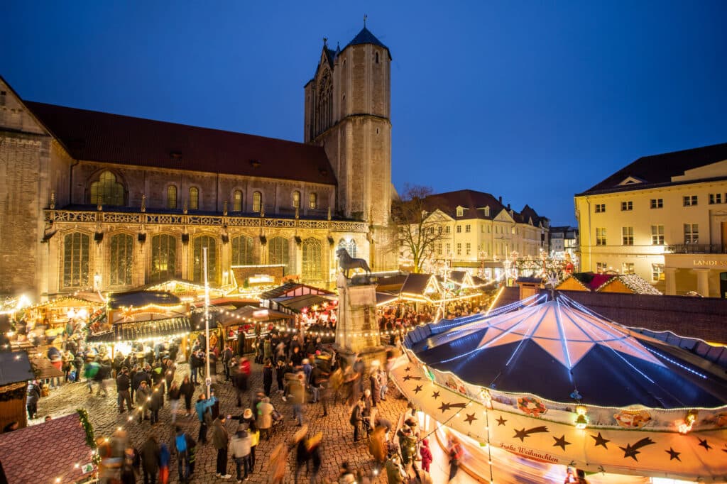 137 liebevoll dekorierte Stände auf dem Braunschweiger Weihnachtsmarkt laden mit Kunsthandwerk und Leckereien zum Stöbern und Probieren ein.